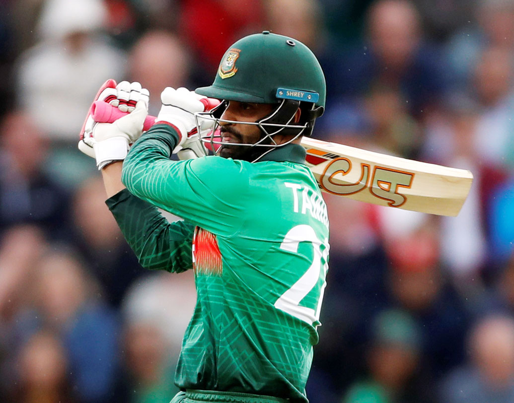 ৩২১ রানের টার্গেট নিয়ে খেলতে নেমে অযথা টেনশন করেননি বাংলাদেশের ওপেনাররা। ৫৩ বলে ঝকঝকে ৪৮ রান করে শুরুতেই দলকে ছন্দে এনে দেন তামিম ইকবাল। অন্য দিকে, বড়সড় রান না করলেও মাত্র ২৩ বলে ২৯ রান করেন সৌম্য সরকার।