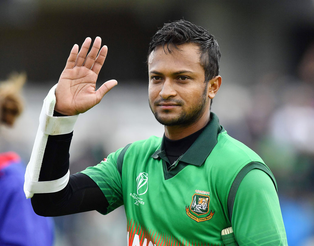 টিম ম্যানেজমেন্টের কাছে যেচে তিন নম্বর জায়গাটা চেয়েছিলেন শাকিব আল হাসান। চলতি বিশ্বকাপে তার ফল পাচ্ছে বাংলাদেশ। বল হাতে ২ উইকেট নেওয়ার পর এ বিশ্বকাপে দ্বিতীয় সেঞ্চুরি করলেন তিনি। ৯৯ বল খেলে তাঁর ব্যাট থেকে এসেছে অপরাজিত ১২৪ রানের ইনিংস। বাংলাদেশকে স্মরণীয় জয় উপহার দেওয়া শাকিব ছাড়া এ ম্যাচের সেরা আর কে হবেন!