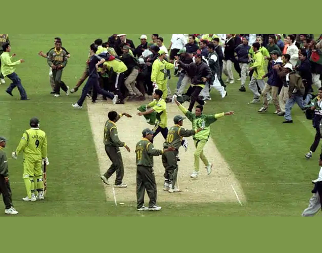 ১৯৯৯-তে প্রথম বিশ্বকাপে খেলেছিল বাংলাদেশ। স্কটল্যান্ডকে হারিয়ে জয়ের খাতা খুলেছিলেন আমিনুল ইসলামরা। তবে চমক তখনও বাকি ছিল। নর্থহ্যাম্পটনে পাকিস্তানের বিরুদ্ধে আগে ব্যাট করে ২২৩ রানের টার্গেট দেয় বাংলাদেশ। তবে ৪৪.৩ ওভারে মাত্র ১৬১ রানেই গুটিয়ে যান ওয়াসিম আক্রমরা। ৩ উইকেট ও ২৭ রান করে ম্যাচের সেরা হন খালেদ মামুদ।