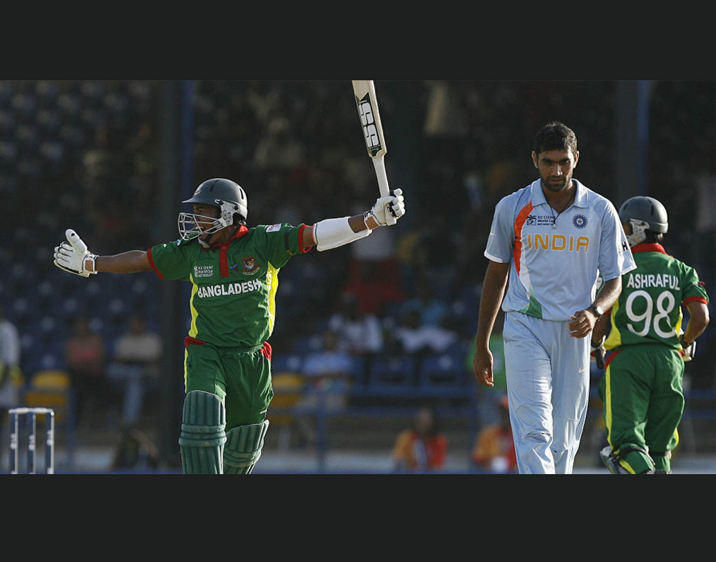 ২০০৭-এর বিশ্বকাপে ফের চমক বাংলাদেশের। এ বার তাঁরা হারালেন ভারতকে। ত্রিনিদাদে রাহুল দ্রাবিড়েরা আগে ব্যাট করে তুলেছিলেন ১৯১ রান। জবাবে ৪৮.৩ ওভারে ৫ উইকেট খুইয়ে সেই রান পার করে যান মুশফিকুর রহিমের সেনারা। ম্যাচের সেরা হয়েছিলেন মাশরফি মর্তুজা। ৯.৩ ওভারে ৩৮ রান দিয়ে ৪ উইকেট নিয়েছিলেন মাশরফি।