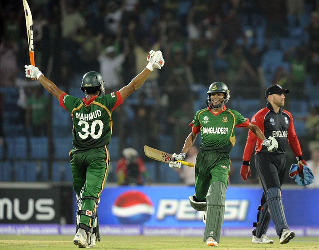 বিশ্বকাপের আঙিনায় এ বার বাংলাদেশের কাছে হারের পালা ছিল ইংল্যান্ডের। সালটা ছিল ২০১১। চট্টগ্রামে প্রথমে ব্যাট করে ২২৫ রান তোলেন অ্যান্ড্রু স্ট্রসরা। এর পর ৪৯ ওভারেই ওই রান তুলে নেন শাকিব আল হাসানরা। ২ উইকেটে জিতে দেশের মাটিতে আনন্দের জোয়ার বইয়ে দেন তাঁরা। ১০০ বলে ৬০ রান করে ম্যাচের সেরা হন ইমরুল কায়েস।
