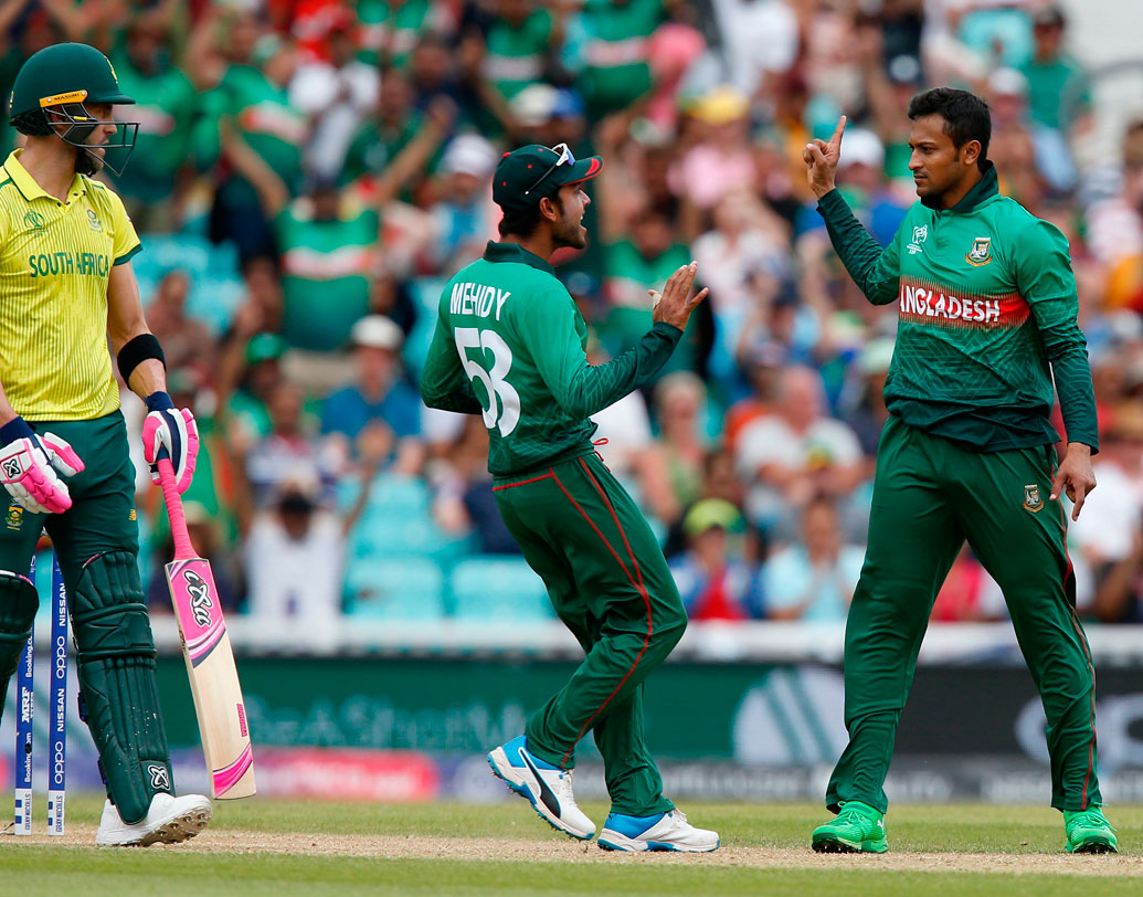 চলতি বিশ্বকাপে প্রোটিয়াদের বিরুদ্ধে জয় ছিনিয়ে নিয়েছেন মাশরাফি মর্তুজারা। ওভালে প্রথমে ব্যাট করে ৬ উইকেটে ৩৩০ রানে করে বাংলাদেশ। জবাবে ৮ উইকেটে ৩০৯ রান করে ইনিংস শেষ করে ফ্যাফ ডুপ্লেসি বাহিনী। ৮৪ বলে ৭৫ রান করে ম্যান অব দ্য ম্যাচ হন শাকিব আল হাসান।