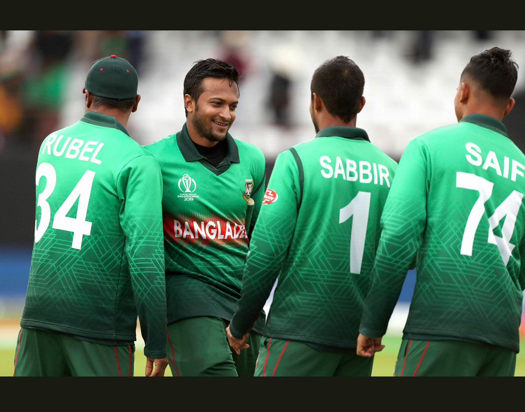 প্রোটিয়াদের পর সোমবার টনটনে ক্যারিবিয়ানদের অনায়াসে হারায় বাংলাদেশ। ৩২১ রান করলেও সেই লক্ষ্য অতি সহজেই পূরণ করেন শাকিব আল হাসানরা। ৪১.৩ ওভারে মাত্র ৩ উইকেট খরচ করেন তাঁরা। চলতি বিশ্বকাপের দ্বিতীয় শতরান (১২৪ রান) আসে শাকিবের ব্যাট থেকে। সঙ্গে ২ উইকেট নিয়ে ম্যাচের সেরাও হন শাকিব।