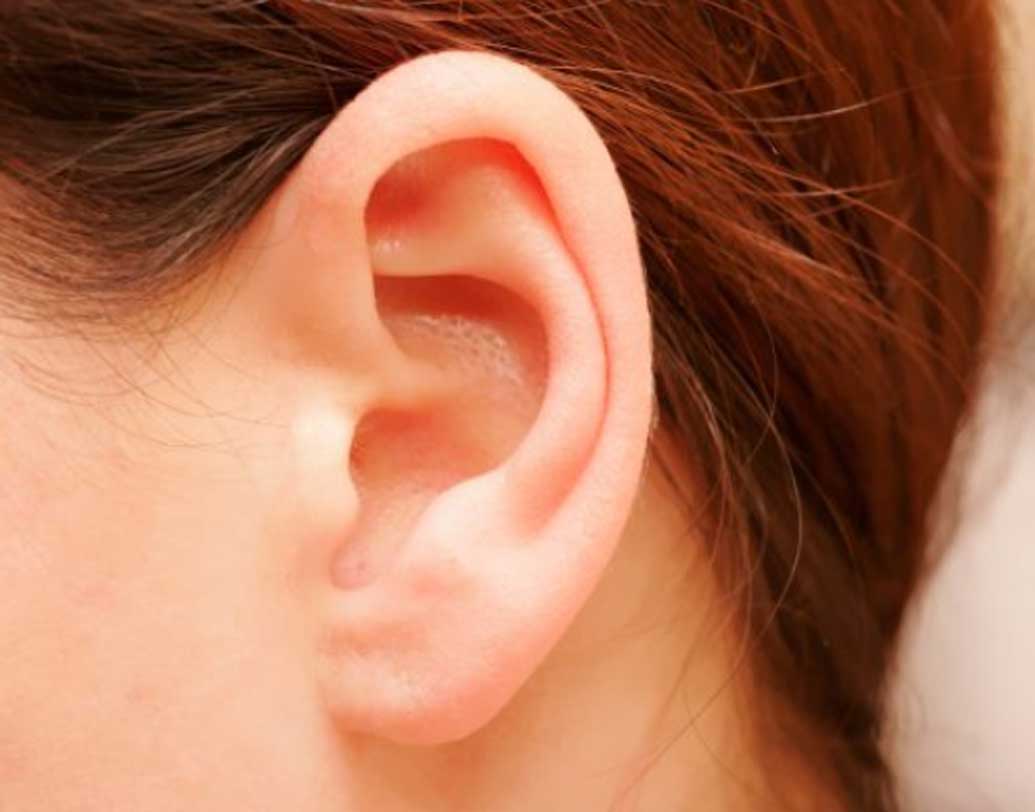 গলায় অস্বস্তি: আঙুল দিয়ে কানের পিছনে হালকা করে ঘষুন। এতে কানের পিছনের নার্ভ সক্রিয় হয়। গলায় রিফ্লেক্স তৈরি হয়। যার ফলে গলায় হওয়া অস্বস্তি অনেক সময়ই নিরাময় হয়।