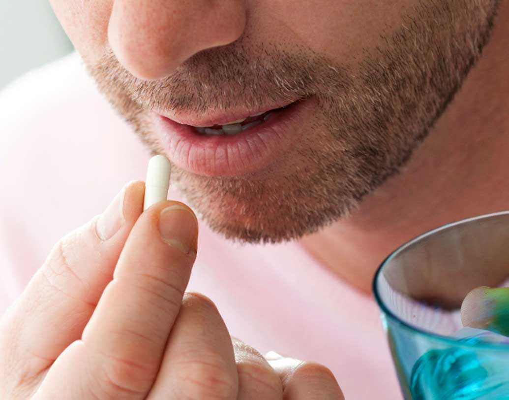 ওষুধ: ওষুধ গিলতে সমস্যা হয়? যদি মাথা উঁচু করে ওষুধ খাওয়ার অভ্যাস থাকে তাহলে এখনই তা বদলান। কারণ মাথা উঁচু করে কোনও কিছু গিলতে আমাদের অসুবিধা হয়। বরং মাথা সামান্য সামনের দিকে ঝুঁকিয়ে ওষুধ খান।