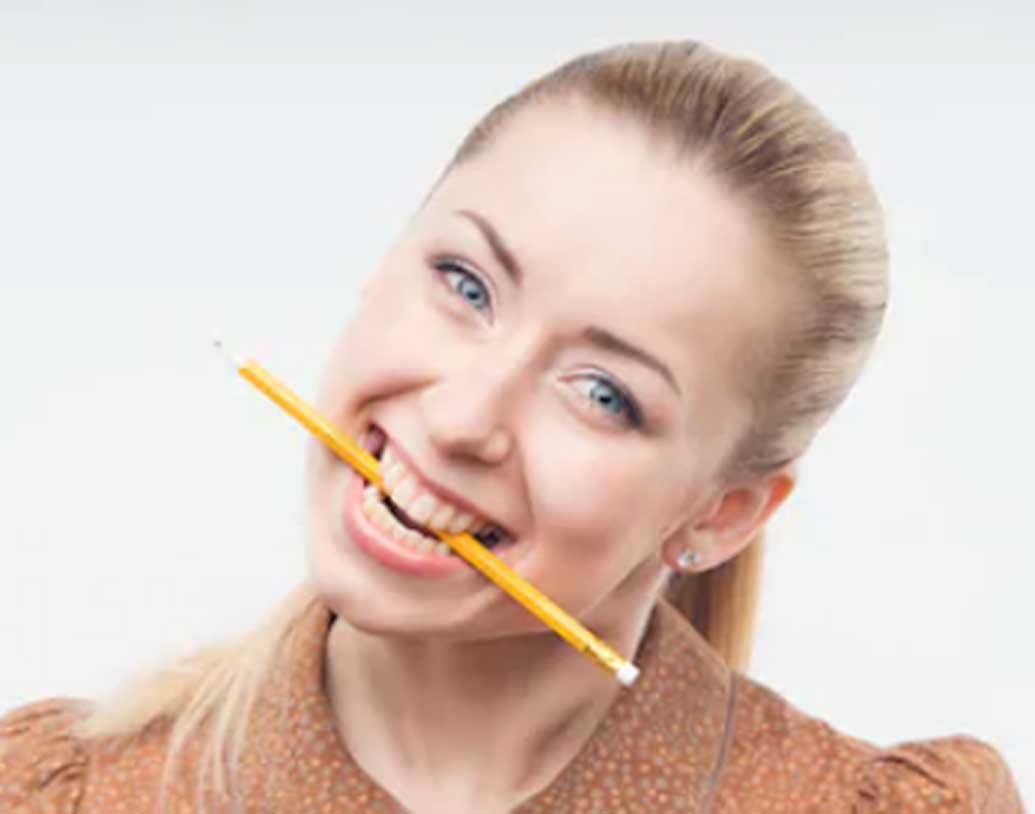 মুড: পেনসিল মুড বুস্টার! মুড ভাল করতে এই উপায় চেষ্টা করে দেখতেই পারেন। দাঁতের মাঝে ঠিক পাশের ছবির মতো পেনসিল ধরে রাখুন কিছু ক্ষণ। বিশেষজ্ঞদের মতে, এই ভাবে পেনসিল মুখের মধ্যে নিলে মুখের স্মাইল মাস‌্ল অর্থাৎ হাসির পেশি সক্রিয় করে তোলে।