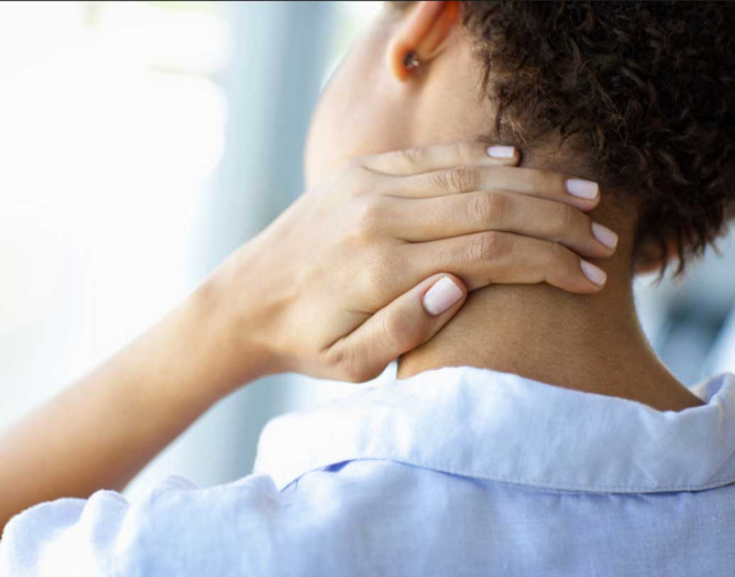 হাতের জড়তা: অনেক ক্ষণ একভাবে থাকলে কাঁধে জড়তা চলে আসে। হাত যেন অনেকটাই নিষ্ক্রিয় হয়ে পড়ে। আসলে কাঁধের নার্ভের উপর চাপ পড়ার কারণেই এটা হয়ে থাকে। এই জড়তা ভাব কাটানোর সহজ পদ্ধতি হল সোজা হয়ে বসে বা দাঁড়িয়ে ঘাড়টা একটু এদিক-ওদিক ঘোরানো।