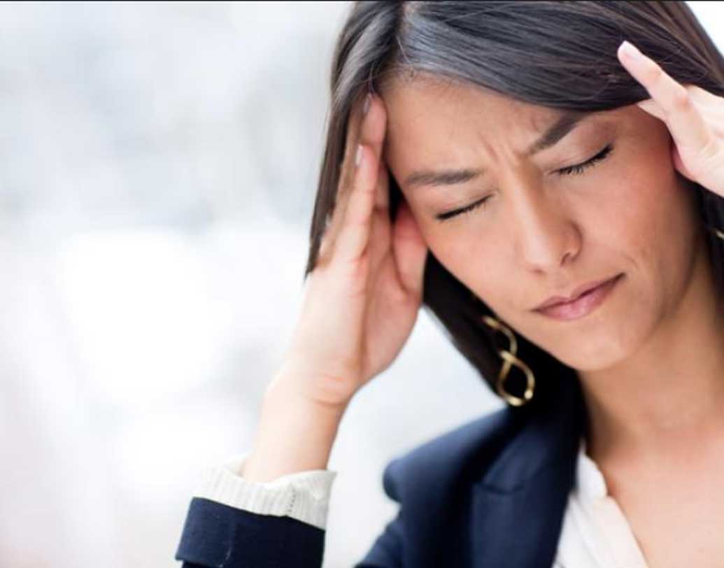 মাথা যন্ত্রণা: প্রচণ্ড মাথা যন্ত্রণায় কষ্ট পাচ্ছেন? ঠাণ্ডা জলে হাত ডুবিয়ে রাখুন। কারণ, হাতে প্রচুর নার্ভ থাকে যা সরাসরি মস্তিষ্কের সঙ্গে যুক্ত। যে মুহূর্তে ঠাণ্ডা জলের সিগন্যাল মস্তিষ্ক পাবে, শরীরের তাপমাত্রা বাড়ানোর জন্য নির্দেশ দেবে সে। যাতে সারা শরীরে রক্ত চলাচল বৃদ্ধি পাবে। মাথা যন্ত্রণা থেকে মুক্তি মিলবে।