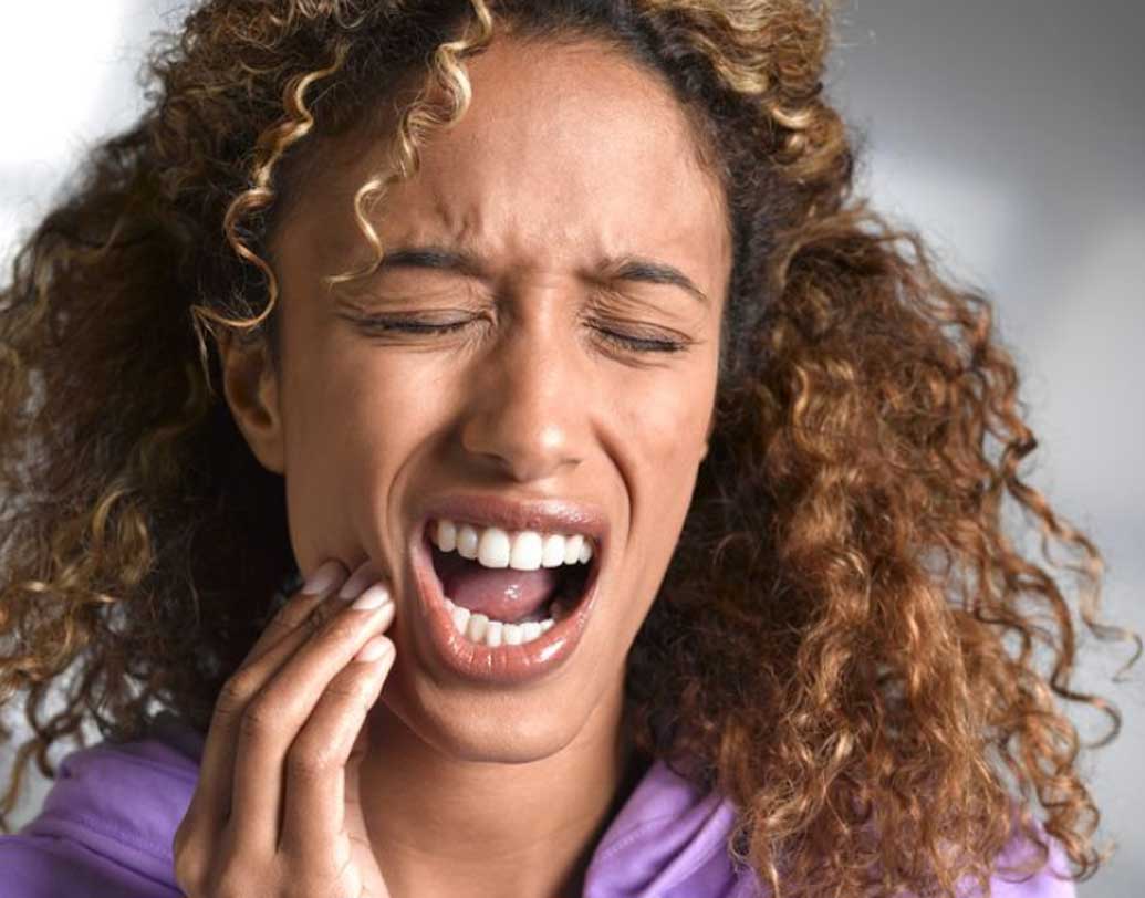 দাঁতের যন্ত্রণা: একই ভাবে বরফের টুকরো বুড়ো আঙুল এবং তর্জনীর মাঝের অংশে রাখলে দাঁতের যন্ত্রণা থেকে মুক্তি মেলে।