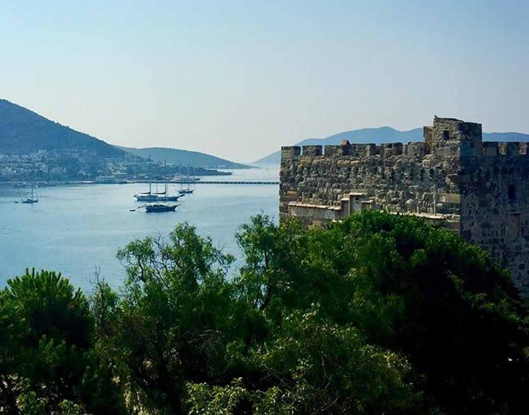 বোদরুম সমুদ্রের ধারের এক শহর। দর্শনার্থীদের মূল আকর্ষণ বোদরুম দুর্গ। জলের নীচে এক মিউজিয়াম আছে সেখানে। বছরভর বিভিন্ন অনুষ্ঠানেরও আয়োজন করা হয়।