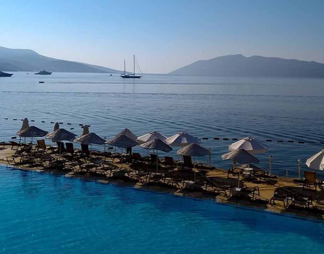 গ্রিক স্থাপত্যে ভরা এই শহরে সাধারণ মানুষের প্রাথমিক পেশা ছিল সমুদ্রে মাছ ধরা। পরে ধীরে ধীরে টুরিজিমের জন্য বিখ্যাত হয়ে ওঠে এই শহর।