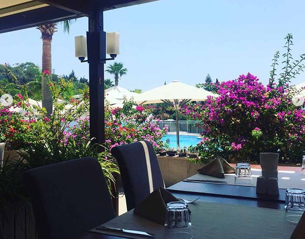 অতিথিদের সমুদ্রে বেড়ানোর জন্য আলাদা স্পিডবোটেরও নাকি ব্যবস্থা থাকছে। বিমানবন্দর থেকে ওই হোটেলে পৌঁছে গেলে সে যেন এক বিচ্ছিন্ন জগত্।