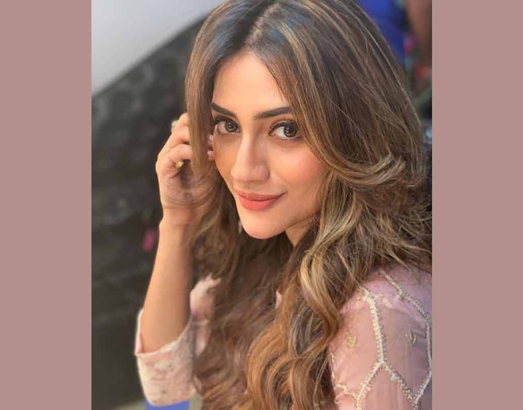 গতকাল ছিল ইয়ট পার্টি। আজ মেহেন্দি ও সঙ্গীত। বিয়ের দিন সকালেও হলদি রয়েছে। বিয়ের পরে রিসেপশন। এতেই শেষ নয়। ২০ জুন হবে হোয়াইট ওয়েডিং। দেশে ফিরে ২৫ জুনের পরে আইনি মতে বিয়ে সারবেন নুসরত-নিখিল।