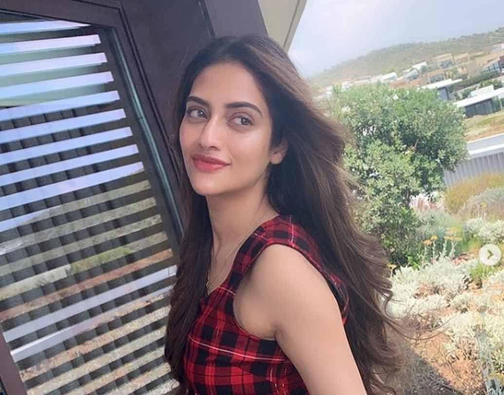 সোমবার সোশ্যাল মিডিয়ায় নিজের ছবি শেয়ার করে নুসরত লিখেছেন, ‘আমার মনের কী অবস্থা তা বোঝানোর জন্য কোনও ক্যাপশনের প্রয়োজন নেই। সব সময়ের মতো এখনও আপনাদের আশীর্বাদ চাই।’