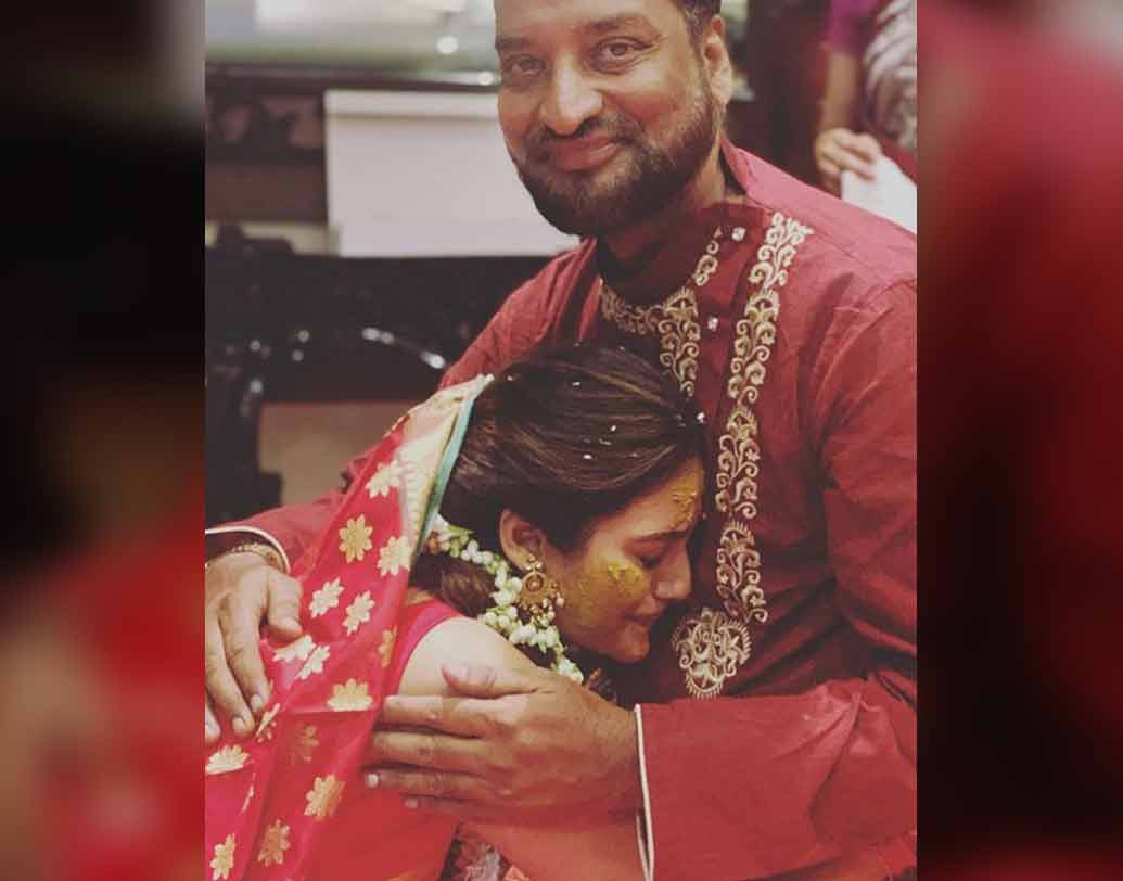 শুক্রবার তাঁর কলকাতার বাড়িতে ছিল গায়ে হলুদের অনুষ্ঠান। সে অনুষ্ঠানে বাবাকে জড়িয়ে ধরে কেঁদে ফেললেন নুসরত।
