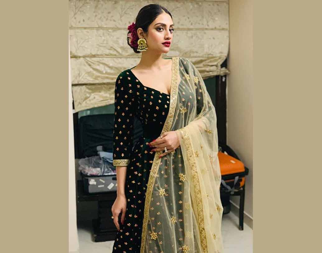 বিয়েতে নুসরত পরছেন ডিজ়াইনার সব্যসাচী মুখোপাধ্যায়ের লেহঙ্গা। নিখিলও সব্যসাচীর পোশাক পরবেন। এক-একটি অনুষ্ঠানের জন্য থিম অনুযায়ী পোশাক বেছেছেন নায়িকা।