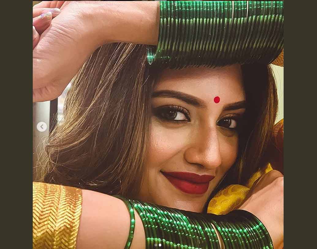 ইয়ট পার্টিতে ছিল সামার ফাঙ্ক। নায়িকার মেহেন্দির থিম বোহেমিয়ান। সেখানেও মানানসই ডিজ়াইনার ওয়্যার। সঙ্গীতের জন্য ইন্দো-ওয়ের্স্টান পোশাক বেছেছেন নুসরত। বিয়ের পরে রাতের পার্টিতে নায়িকা আবার ফিরে যাবেন ওয়েস্টার্ন গ্ল্যামারাস পোশাকে। হোয়াইট ওয়েডিংয়ের জন্য নুসরত বেছেছেন মিন্ট গ্রিন এবং সাদার মিশেলে ড্রেস।