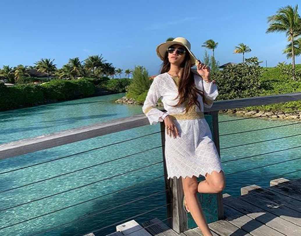 প্রতিটি অনুষ্ঠানেই খাওয়াদাওয়ার বিস্তারিত আয়োজন। বিয়ের দিন মেনুতে থাকছে স্থানীয় কুইজ়িন এবং ভারতীয় খাবার। বিয়ের পরে ইউরোপের কোনও জায়গায় মধুচন্দ্রিমায় যাবেন নব দম্পতি।