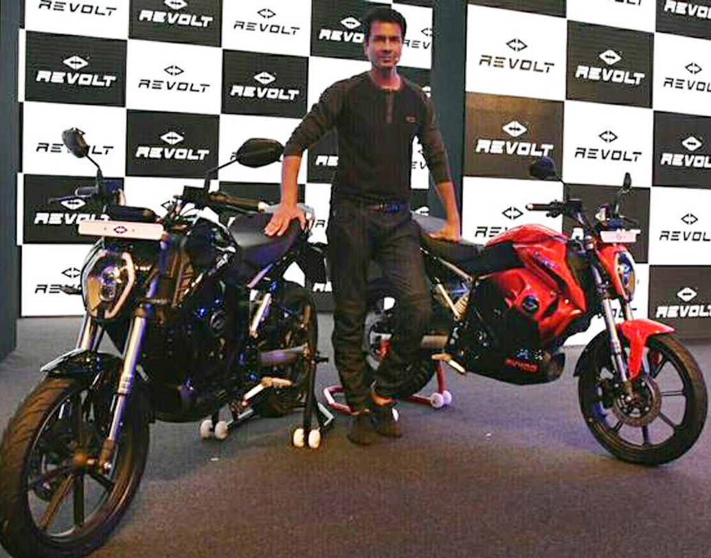 এই প্রথম আত্মপ্রকাশ ঘটতে চলেছে ইলেকট্রিক মোটরবাইকের। আরভি ৪০০ বাইকটি খুব শীঘ্রই বাজারে আসছে। এই মোটরবাইকটির দাম এক লক্ষ টাকা (দিল্লির এক্স শোরুম দাম)। দু’চাকার বাজারে এই বাইক ভালই সাড়া ফেলবে বলে মনে করছে প্রস্তুতকারক সংস্থা রিভোল্ট।