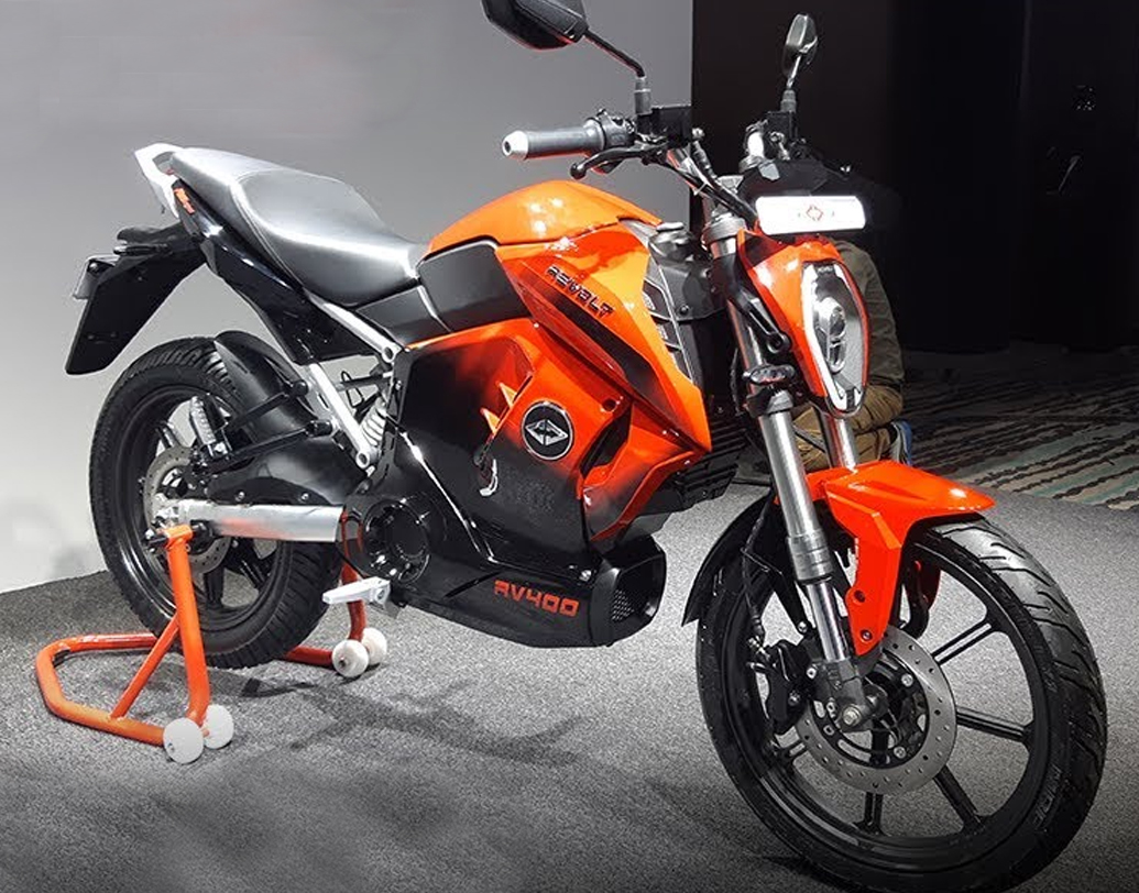 ফ্যাশনেবল তো বটেই, ই-বাইকটিতে রয়েছে নানা চমক। মূলত শহুরে জীবনযাত্রাকে মাথায় রেখেই এই বাইকটির নকশা করা হয়েছে। সংস্থার দাবি, একবার চার্জ দিলে বাইকটি পার করতে পারবে প্রায় ১৫০ কিলোমিটার।