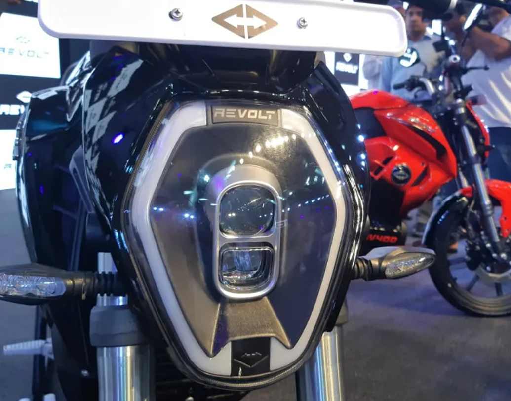 বাইকটিতে রয়েছে এলইডি হেডলাইট এবং প্রজেক্টর বিম যা রাতের অন্ধকারে পর্যাপ্ত আলো দিতে সক্ষম।