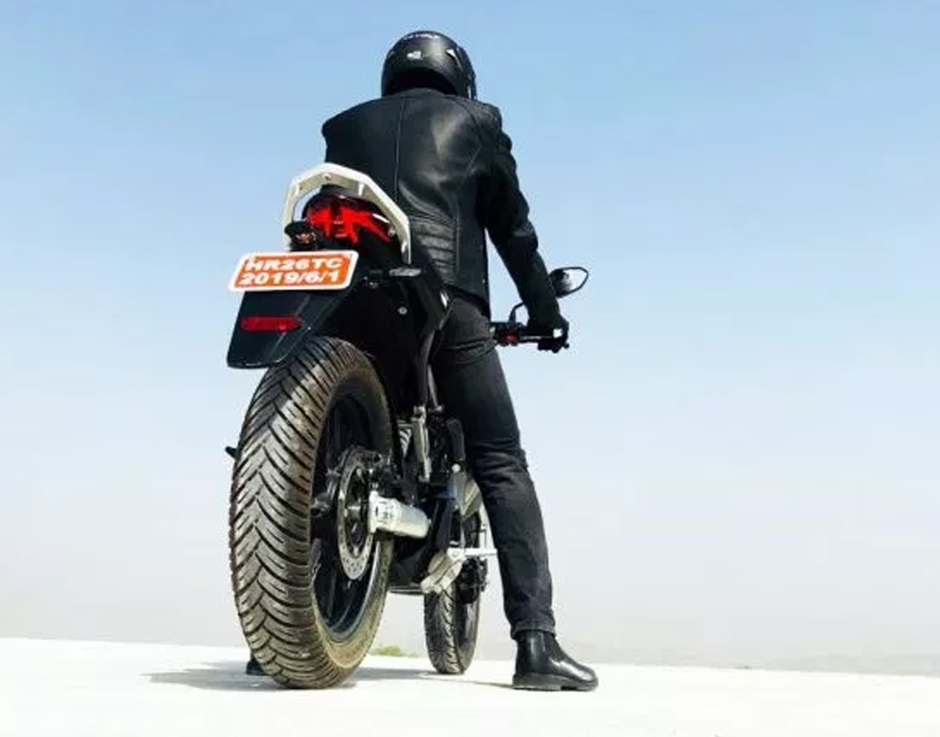 ইলেকট্রিক বাইকটির সামনে আর পিছনের চাকায় রয়েছে ‘অ্যালয় হুইল’। এ ছাড়াও এমআরএফ জ্যাপার টায়ার যে কোনও রাস্তা স্বচ্ছন্দে পার করতে সম্ভব।