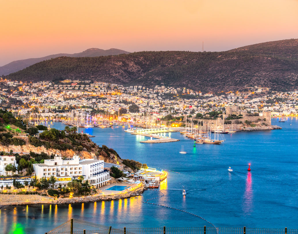 ‘হেভিওয়েট ওয়েডিং’— এ কথার যোগ্য দাবিদার এই বিয়ে। টলিউড নায়িকা ও সাংসদ নুসরত জাহান ও বস্ত্র ব্যবসায়ী নিখিল জৈন বাঁধা পড়তে চলেছেন সাত পাকে। প্রথমে ধরা হয়েছিল, ইস্তানবুলই নাকি নুসরতের পছন্দের ওয়েডিং ডেস্টিনেশন। কিন্তু বিয়ের কার্ড ছাপার পর দেখা যায় গ্রিক স্থাপত্যেই ভোট দিয়েছেন হবু দম্পতি।