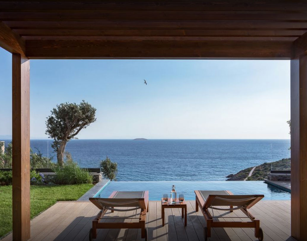 বিয়ের আসর বসছে বোদরুমের ‘সিক্স সেন্সেস কাপলাঙ্কায়ায়’৷ প্রাচীন স্থাপত্য ও আধুনিকতার মেলবন্ধনে এ জায়গা নজর কাড়ে। প্রায় এক লক্ষ বর্গফুট এলাকা নিয়ে গড়ে ওঠা গোটা এলাকায় রয়েছে ছ’টিরও বেশি স্যুট, ১৪১টি গেস্ট রুম।