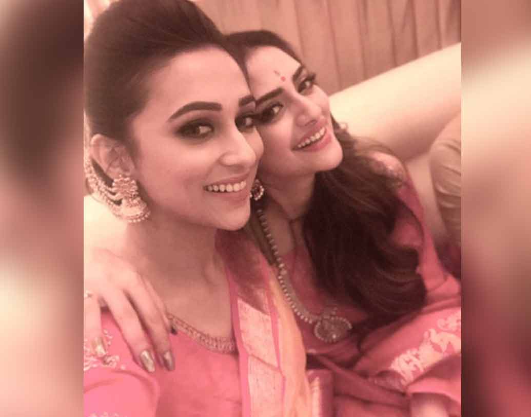 তবে এ বিয়েতে একেবারেই ঘনিষ্ঠ বন্ধু ও পরিবারকেই প্রাধান্য দিচ্ছেন নুসরত ও নিখিল। টলিউড থেকে একমাত্র নিমন্ত্রণ পেলেন নুসরতের ঘনিষ্ঠ বন্ধু মিমি। শনিবার তুরস্ক পৌঁছে নুসরতের সঙ্গে নিজের ছবিও পোস্ট করেছেন মিমি।ফ্লোরাল প্রিন্টের ড্রেস পরেছেন মিমি। হ্যাশট্যাগে লিখেছেন, ‘এনজেঅ্যাফেয়ার’ অল সেট।