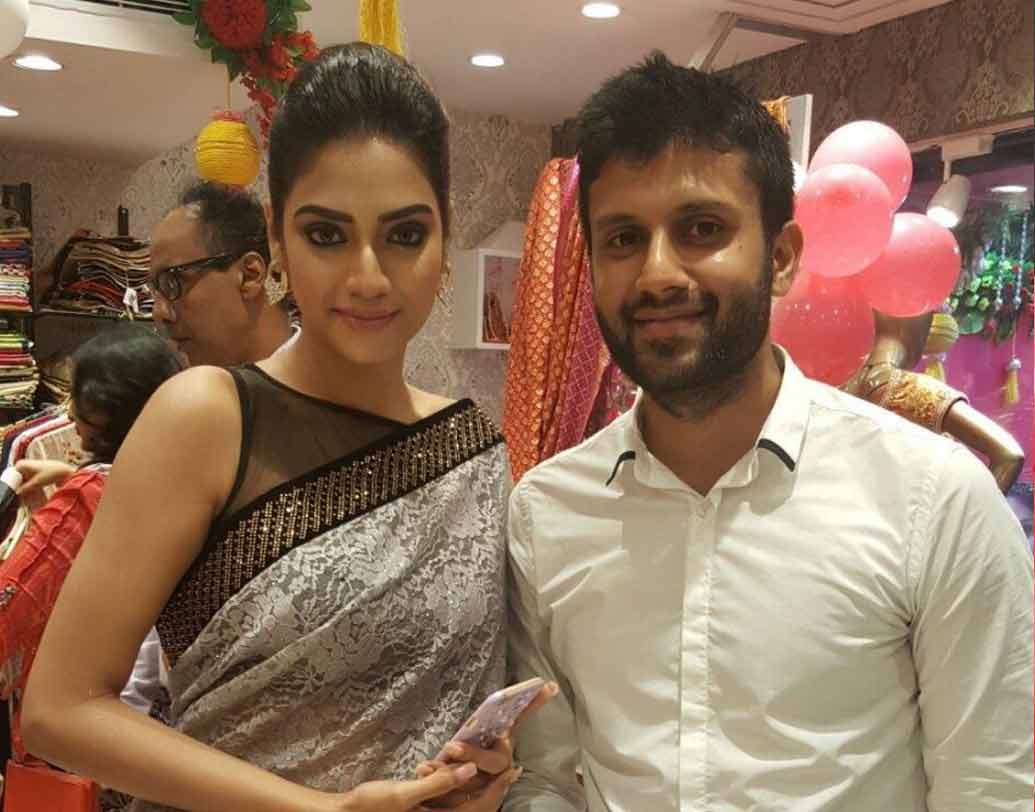 নুসরতের হার না মানা জেদ ও স্পষ্টবাদী হওয়ার গুণ বারবরাই মন ছুঁয়েছিল বন্ধু নিখিলের। তাই বন্ধুত্ব থেকে বিশেষ সম্পর্ক তৈরি হতে বেশি সময় লাগেনি। বিয়ে নিয়ে খুবই উত্তেজিত নিখিল। মেহেন্দির অনুষ্ঠানের পর নিজের ছবি পোস্ট করে সে কথাই জানিয়ছেন তিনি।