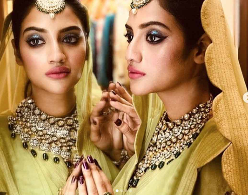 বিয়ের রাতে নুসরত পরছেন ডিজাইনার সব্যসাচী মুখোপাধ্যায়ের তৈরি করা লেহঙ্গা। নিখিল পরবেন সব্যসাচীর ডিজাইন করা ভারী ইন্দো-ওয়েস্টার্ন পোশাক।