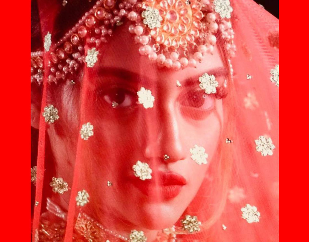 তবে বিয়ের দিন শুধু প্রিয়বন্ধু মিমিকে নিমন্ত্রণ করলেও টলিপাড়া ও সদ্য শুরু করা রাজনৈতিক জীবনের বন্ধুদের ভোলেননি নুসরত। দেশে ফিরে ২৫ জুন আইনি মতে বিয়ে সারবেন তাঁরা। সেই পার্টিতে অবশ্যই নিমন্ত্রিত থাকবেন অভিনয় ও রাজনৈতিক জগতের বন্ধুরা।