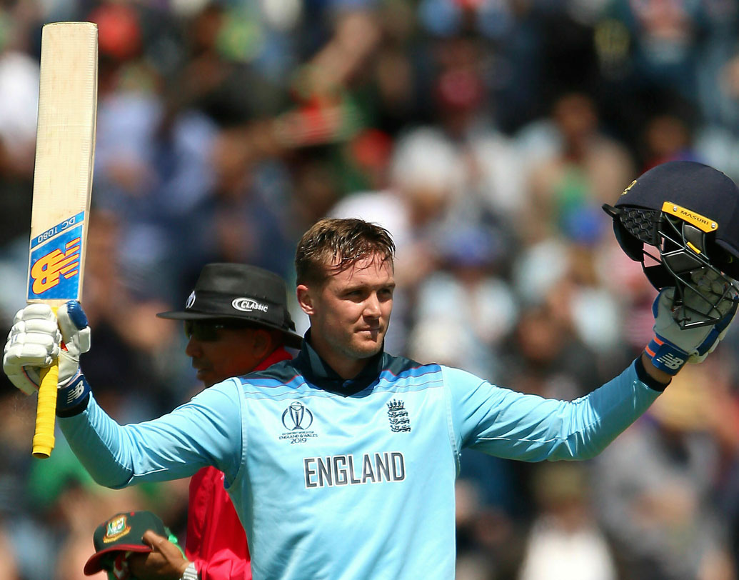 ইংলিশ ব্যাটসম্যানদের মধ্যে সর্বোচ্চ ব্যক্তিগত ওডিআই রান কে করেছেন বলুন তো? উত্তরটা অনেকেরই জানা, জেসন রয়। অস্ট্রেলিয়ার বিপক্ষে ১৮০ রান। তবে ইংল্যান্ডে নয়, জেসনের জন্ম দক্ষিণ আফ্রিকার ডারবানে। ১০ বছর বয়সে ইংল্যান্ডে চলে আসে তাঁর পরিবার। ৮০টি ওডিআইতে এই মারকাটারি ব্যাটসম্যানের রয়েছে ৩১৫৩ রান।