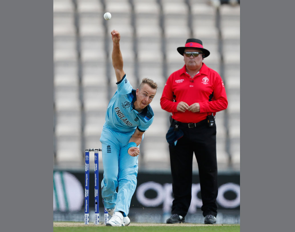 বাবা খেলেছেন এক দেশের জার্সিতে। ছেলে খেলছেন অন্য দেশের হয়ে। এমন প্রোফাইল রয়েছে ইংল্যান্ডের অলরাউন্ডার টম কুরানের। টমের বাবা কেভিন কুরান খেলেছিলেন জিম্বাবোয়ের হয়ে। ২৪ বছরের অলরাউন্ডার টম ১৭টি ওডিয়াইতে ১৭৮ রান করেছেন। উইকেট-সংখ্যা ২৭। দক্ষিণ আফ্রিকার কেপটাউনে জন্মানো টম এখন বিশ্বের অন্যতম তরুণ প্রতিভা।