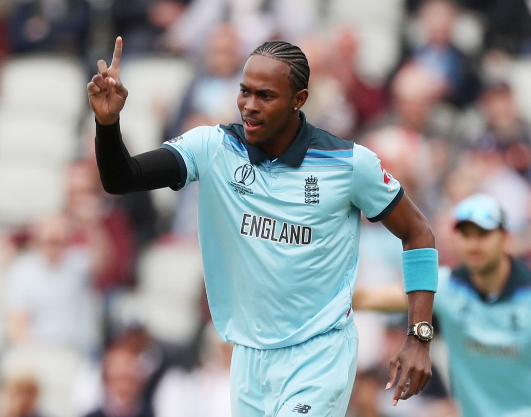 বিশ্বের নানা প্রান্তের টি-২০ লিগে খেলেছেন জোফ্রা আর্চার। ইংল্যান্ডের জার্সি গায়ে দিলেও জোফ্রার জন্ম বার্বাডোজের ব্রিজটাউনে। ইংল্যান্ডের সাসেক্সের হয়ে খেলে সাড়া ফেলে দিয়েছিলেন। এর পর বিবিএল-এ হোবার্ট হ্যারিকেনের হয়ে মাঠে নামেন। আইপিএল খেলেন রাজস্থান রয়্যালসের হয়ে। ৮ ওডিআইতে ১৫ উইকেট নিয়েছেন তিনি।