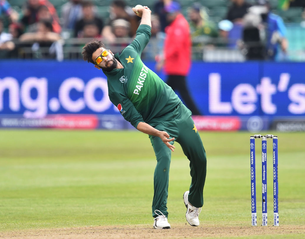 ছোটবেলায় হাত পাকিয়েছিলেন পেসার হিসাবে। তবে এখন স্পিন বোলিংয়ে নাম করেছেন পাকিস্তানের ইমাদ ওয়াসিম। ব্যাট হাতেও কম যান না। তবে পাকিস্তানের হয়ে খেললেও ইমাদের জন্ম হয়েছিল ওয়েলসের সোয়ানসিতে। জন্মসূত্রে ব্রিটিশ ইমাদ ৪৮টি ওডিআইতে ৮২৫ রান ছাড়াও তুলে নিয়েছেন ৩৯ উইকেট।