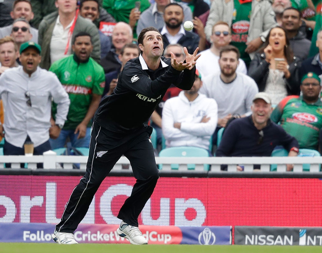 লোয়ার অর্ডারে নেমে মারকাটারি ব্যাট করতে পারেন। সঙ্গে ফাস্ট বোলিংয়ের হাতটাও বেশ ভাল। অলরাউন্ডার হিসাবে নিউজিল্যান্ডের বড় ভরসা কলিন ডে গ্র্যান্ডহম। তবে কিউয়িদের হয়ে খেললেও কলিনের জন্ম জিম্বাবোয়েতে। ২০০৪-এ সে দেশের হয়ে অনূর্ধ্ব-১৯ বিশ্বকাপও খেলেছিলেন। ৩১টি ওডিআইতে ৪৫৮ রান ছাড়াও রয়েছে ২১ উইকেট।