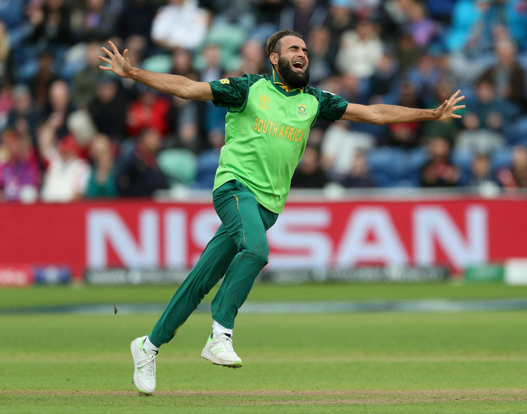 বিপক্ষ রানের পাহাড় গড়ে ফেলেছে। উইকেট প্রয়োজন! এমন বহু সময় দক্ষিণ আফ্রিকার ক্যাপ্টেন বল তুলে দিয়েছেন ইমরান তাহিরের হাতে। প্রায় সঙ্গে সঙ্গে উইকেটও উপহার দিয়েছেন তিনি। ৪০ বছর বয়সেও ভেল্কি দেখাচ্ছেন তাঁর গুগলি দিয়ে। তবে প্রোটিয়াদের হয়ে খেললেও তাঁর জন্ম লাহৌরে। পাকিস্তানের যুব দলের হয়েও খেলেছেন ইমরান। ১০৩ ওডিআইতে নিয়েছেন ১৭০ উইকেট। সঙ্গে রয়েছে ১৫৬ রান।