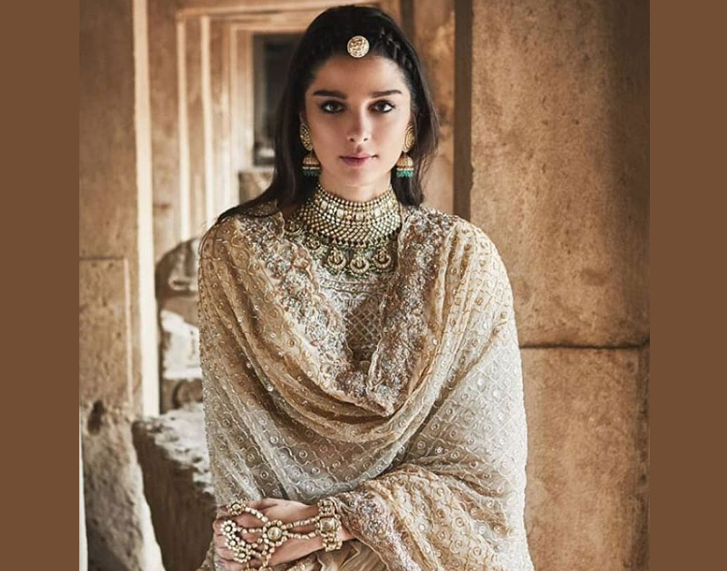 ‘লভ আজ কাল’-এ ঋষি কপূরের কম বয়সের ভূমিকায় ছিলেন সইফ আলি খান। আর হরলিন হয়েছিলেন জিজেলি মন্তেইরো। আদতে ব্রাজিলীয় হলেও পঞ্জাবি মেয়ের ভূমিকায় একেবারে মানানসই চেহারা।