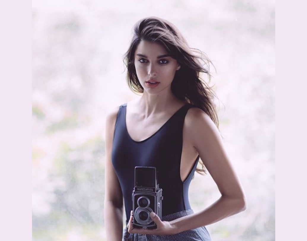 কে এই জিজেলি মন্তেইরো? বলিউডি পর্দায় যে সব বিদেশি মুখ দেখিয়েছেন, তাঁদের মধ্যে জিজেলির নাম রয়েছে। দক্ষিণ-পূর্ব ব্রাজিলের এসপিরিতো সান্তো স্টেটে জন্ম তাঁর।