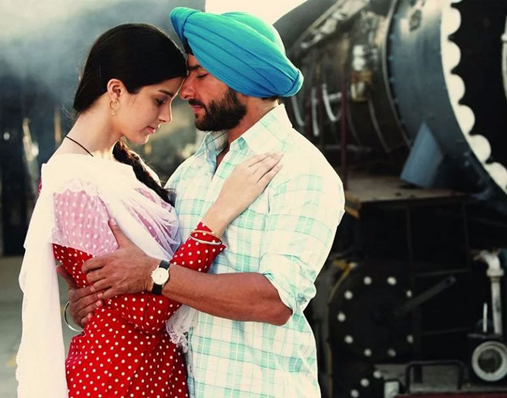 মডেলিং করতেই জিজেলি এ দেশে এসেছিলেন ২০০৮ সালে। বলিউডি ফিল্মে অভিনয়ের সুযোগ পাবেন, তেমনটা বোধহয় স্বপ্নেও ভাবেননি। তা-ও আবার ইমতিয়াজ আলির মতো নামজাদা পরিচালকের ফিল্মে। এবং অবশ্যই সইফ আলি, দীপিকা পাড়ুকোন ও ঋষি কপূরদের মতো স্টারেদের পাশাপাশি অভিনয়ের সুযোগ!