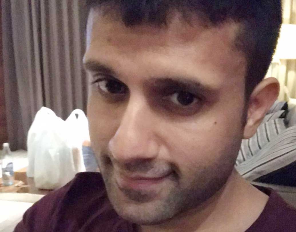 পাত্র নিখিল জৈন। নিখিল নামী কাপড়ের ব্যবসায়ী। তিনি কলকাতারই ছেলে। কলকাতা থেকেই প্রাথমিক পড়াশোনা করেছেন।