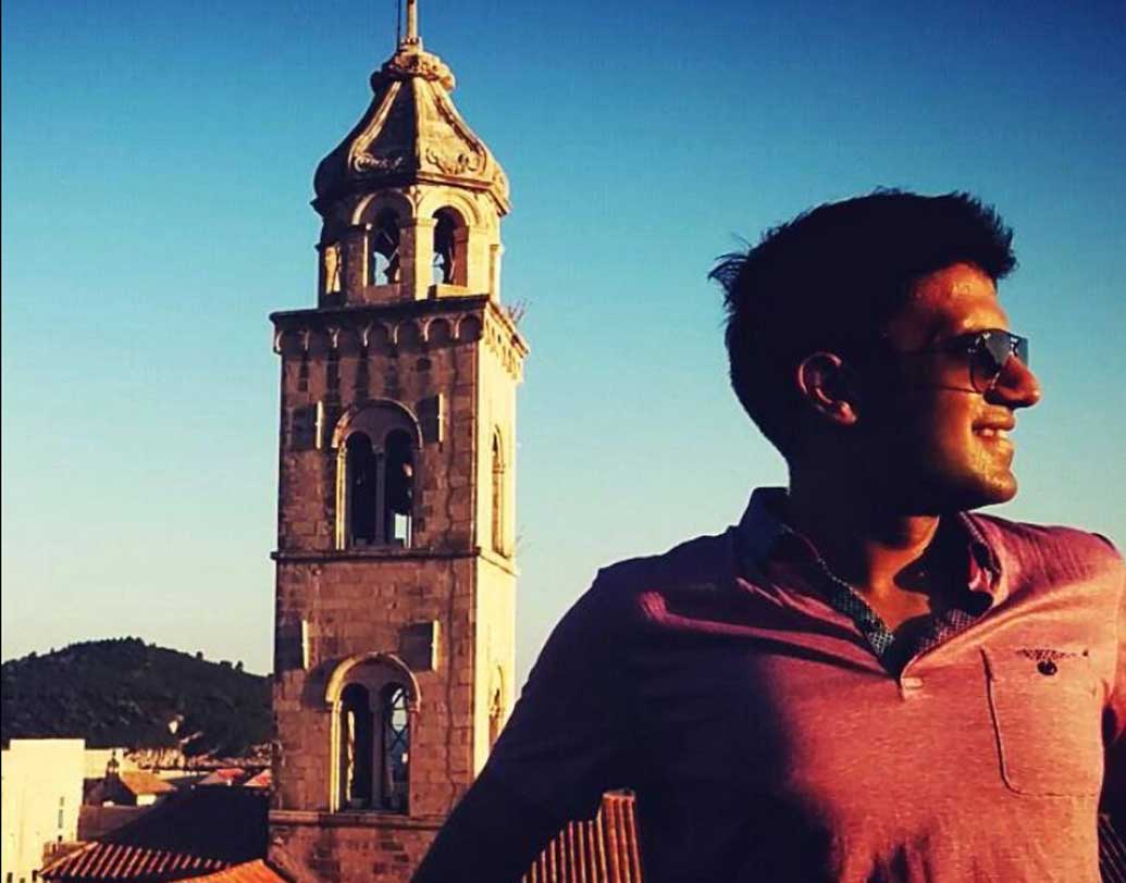 নিখিল বর্তমানে একটি কাপড়ের সংস্থার ডিরেক্টর। গড়িয়াহাটে ওই সংস্থার একটি দোকান রয়েছে।