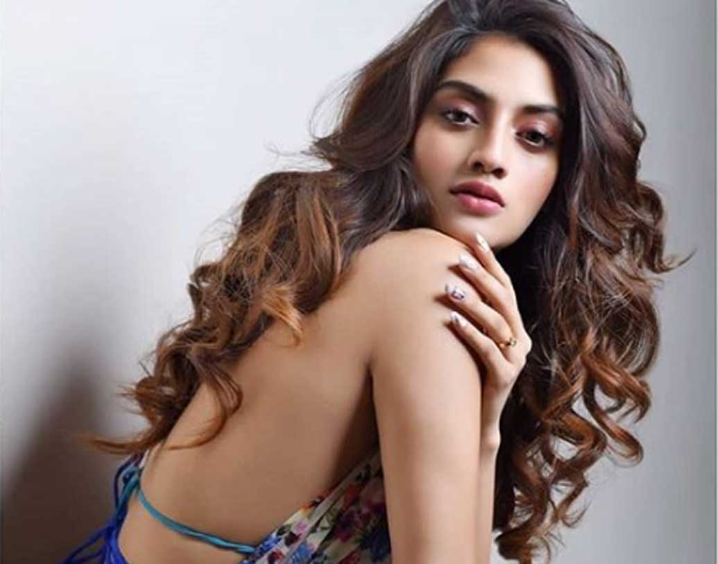 সেই সংস্থার একটি বিজ্ঞাপনে মডেলিং করার সূত্রেই নুসরতের সঙ্গে নিখিলের পরিচয় বলে খবর।