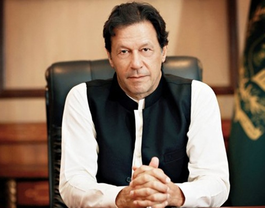 ইমরান খান দেশের হয়ে প্রথম বিশ্বকাপ এনে দিয়েছিলেন ক্যাপ্টেন হিসাবে। তাঁর ৭২ রান ছিল পাকিস্তানের মোট ২৪৯ রানের ভিত্তি। দেশকে বিশ্বের দরবারে পৌঁছে দিয়েছিলেন ইমরান। ক্রিকেট থেকে অবসর নেওয়ার পর একেবারে ভোলবদল। রাজনীতির আঙিনায় পা রাখা বিশ্বকাপজয়ী ক্যাপ্টেন বর্তমানে পাকিস্তানের প্রধানমন্ত্রী।