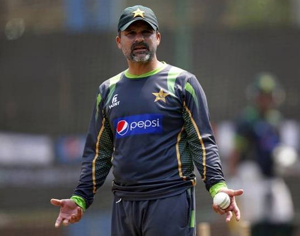 মইন খান পাকিস্তানের উইকেটকিপার-ব্যাটসম্যান। ফাইনালে ইয়ান বথাম, অ্যালেক স্টুয়ার্ট, নিল ফেয়ারব্রাদার্সের ক্যাচ নেন তিনি। মইন খান অবসর নেওয়ার পর জাতীয় দলের নির্বাচক এবং কোচ হিসাবে কাজ করেছেন পরবর্তীতে।