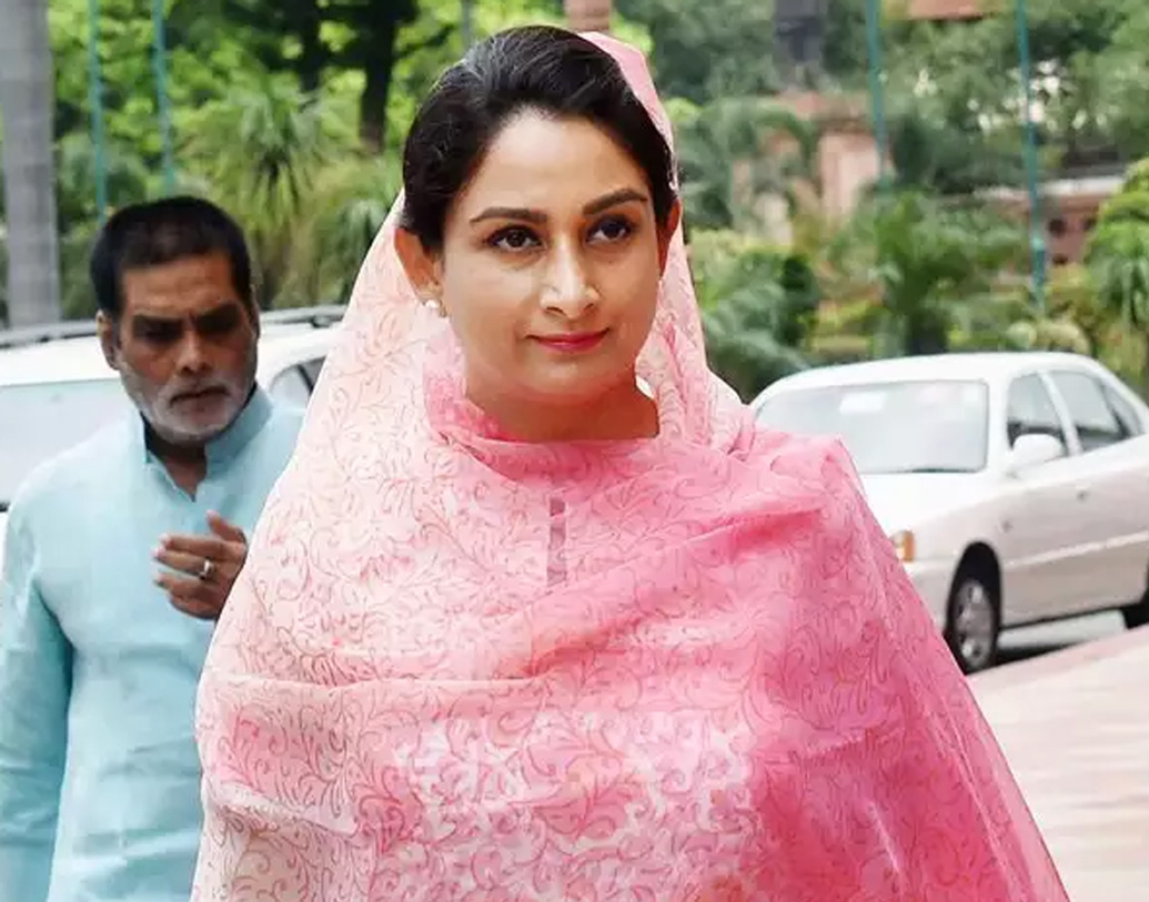 হরসিমরত কউর বাদল। ২০০৯ সালে রাজনৈতিক জীবনের সূত্রপাত। ভাতিন্ডায় কংগ্রেস প্রার্থী রনিন্দ্র সিংহকে পরাজিত করেন তিনি।