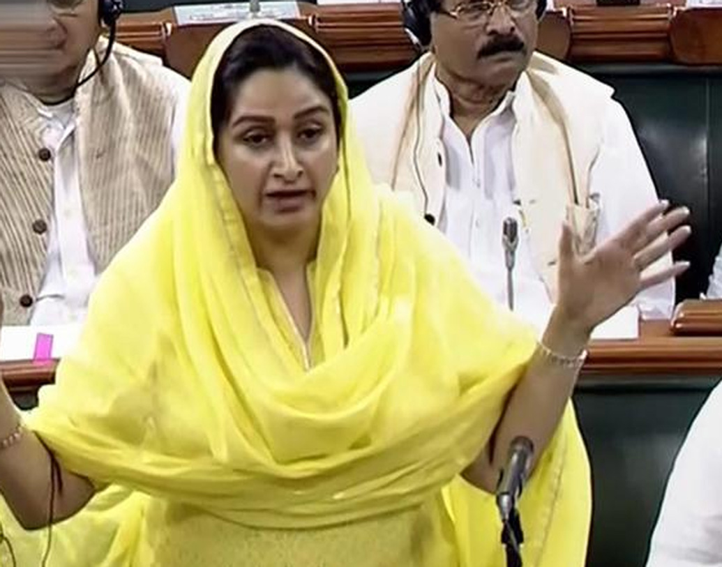 সাদের সভাপতি ও পঞ্জাবের প্রাক্তন উপ-মুখ্যমন্ত্রী সুখবীর সিংহ বাদলের স্ত্রী তিনি।