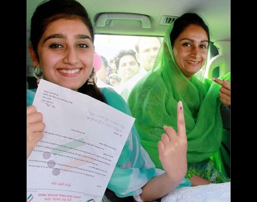 হরসিমরতের তিন সন্তান রয়েছে। তিন জনেই মেধাবী ছাত্র-ছাত্রী।