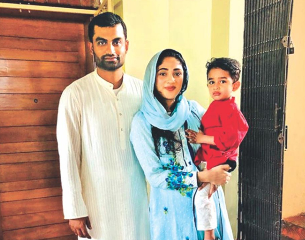 আয়েষা বেশ কিছু সামাজিক কাজকর্মে যুক্ত।